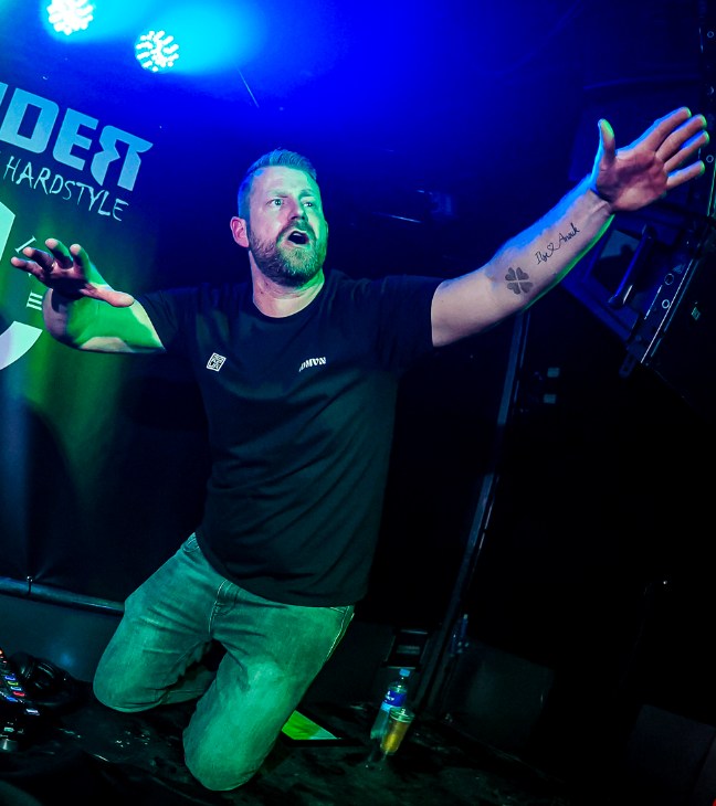 Publiek gaat los tijdens een hardstyle clubshow met lasers
