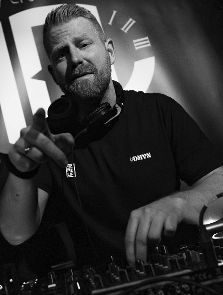 SQREUR mixt hardstyle classics achter de Pioneer-decks