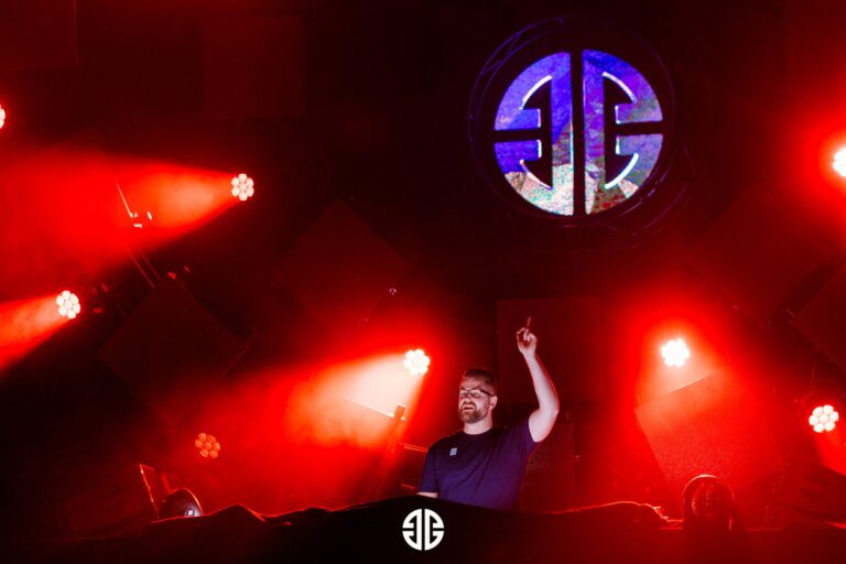 SQREUR op het hoofdpodium tijdens een hardstyle festival met DMVN-logo