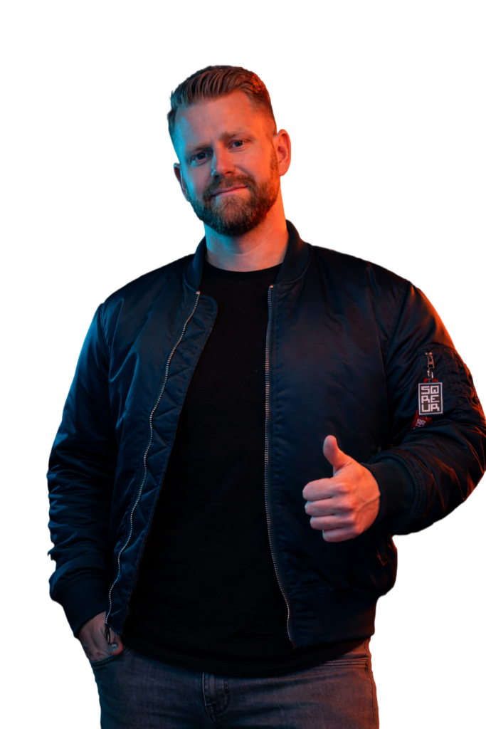 Portret van de DJ achter SQREUR in bomberjack